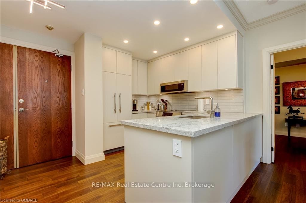 2511 LAKESHORE Road Unit 407 photo 9