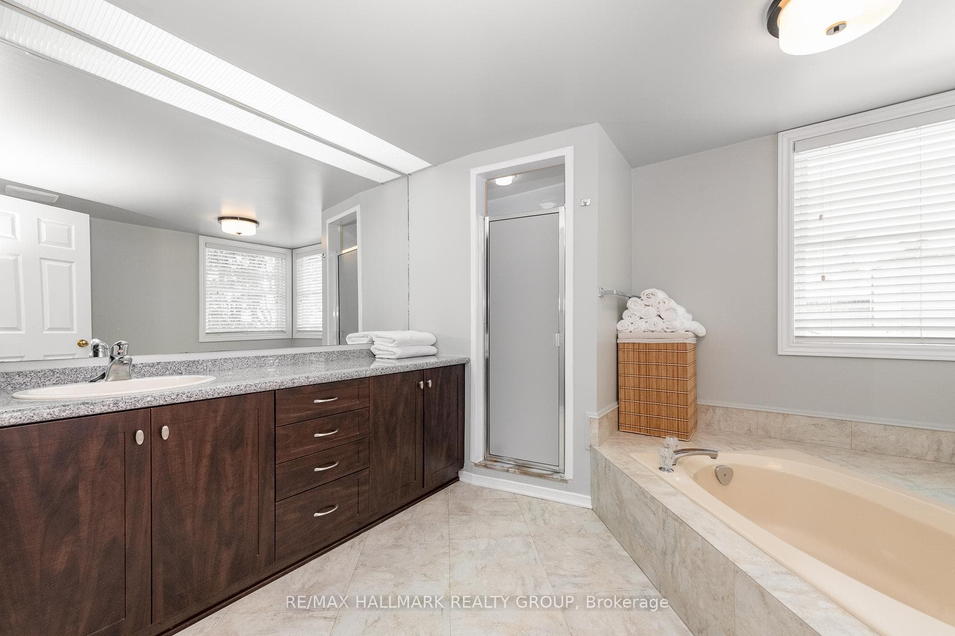 Lovely ensuite bath w soaker tub & separate shower