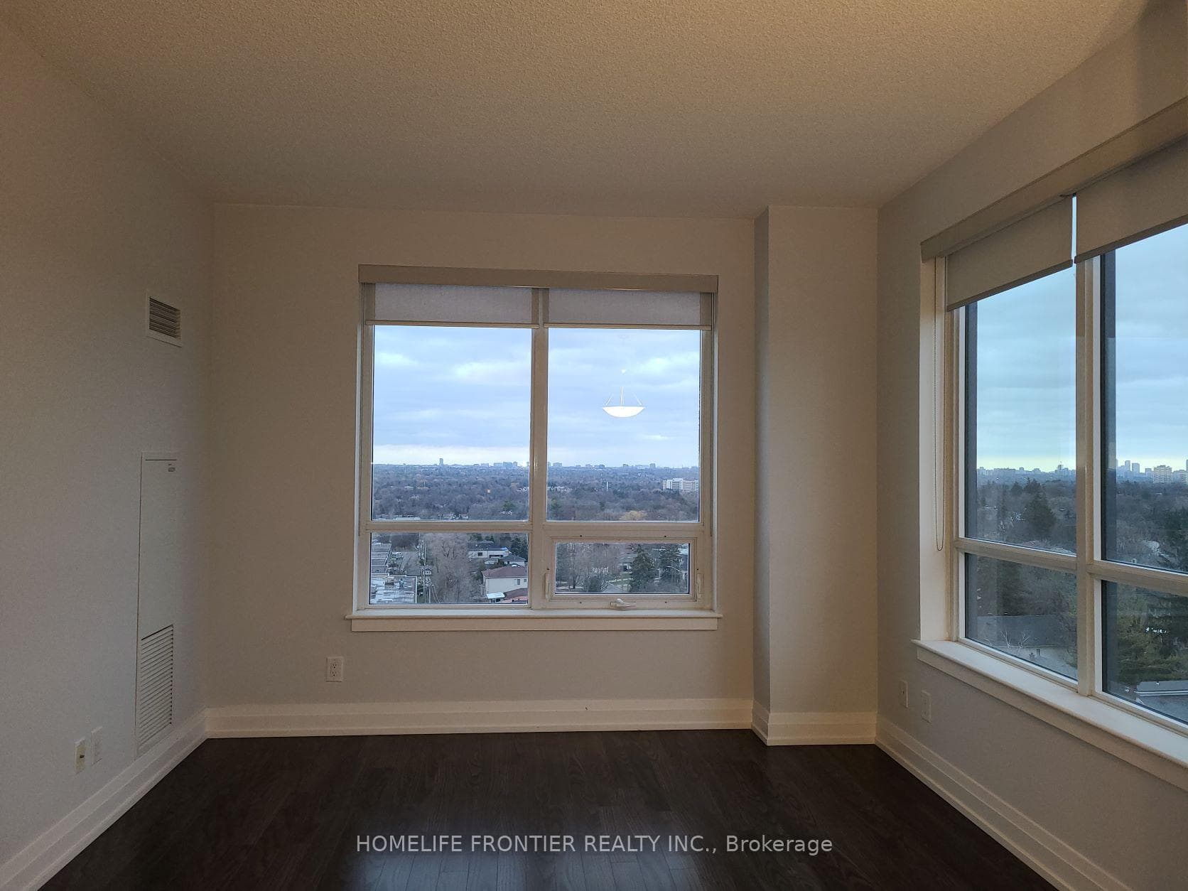 7167 Yonge Street Unit 906 photo 11
