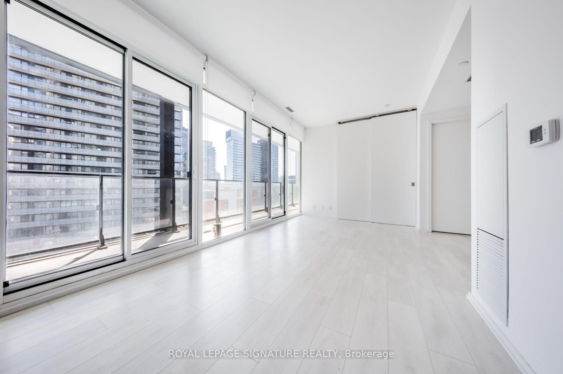 125 Peter Street Unit 1413 photo 2
