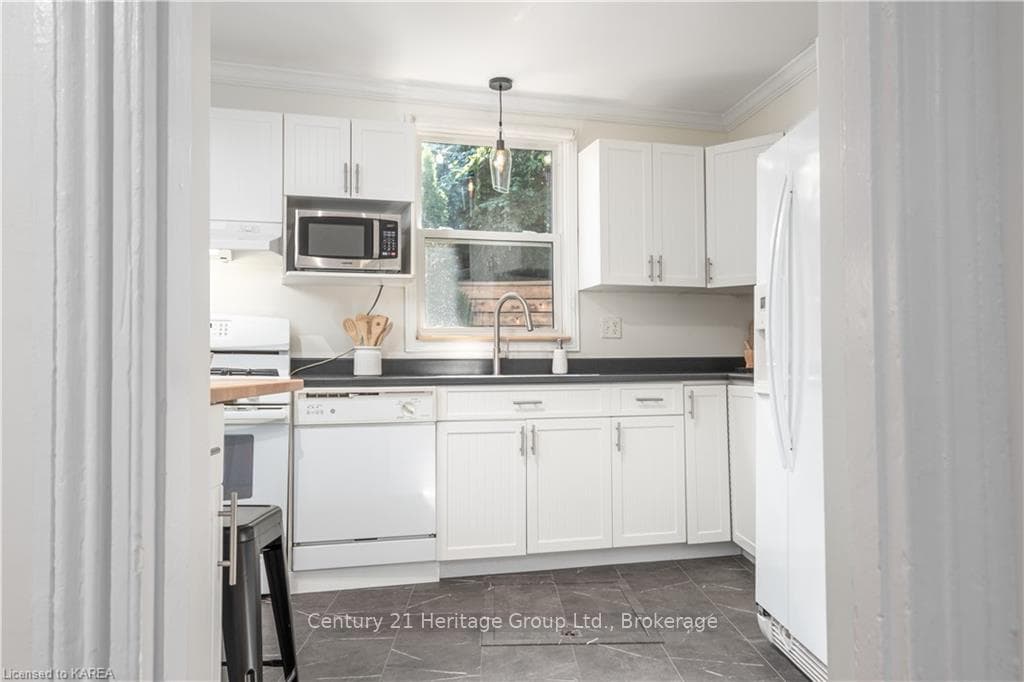 240 SYDENHAM Street photo 9