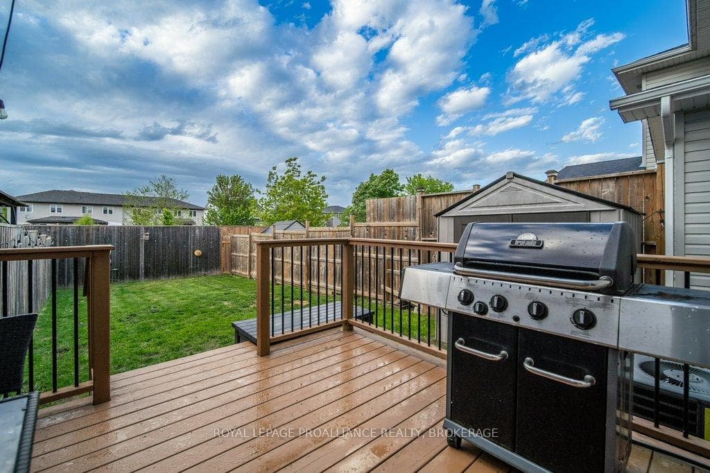 1560 Davenport Crescent photo 40