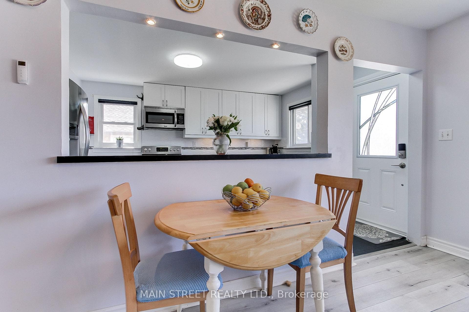 Pot Lights Over Breakfast Bar