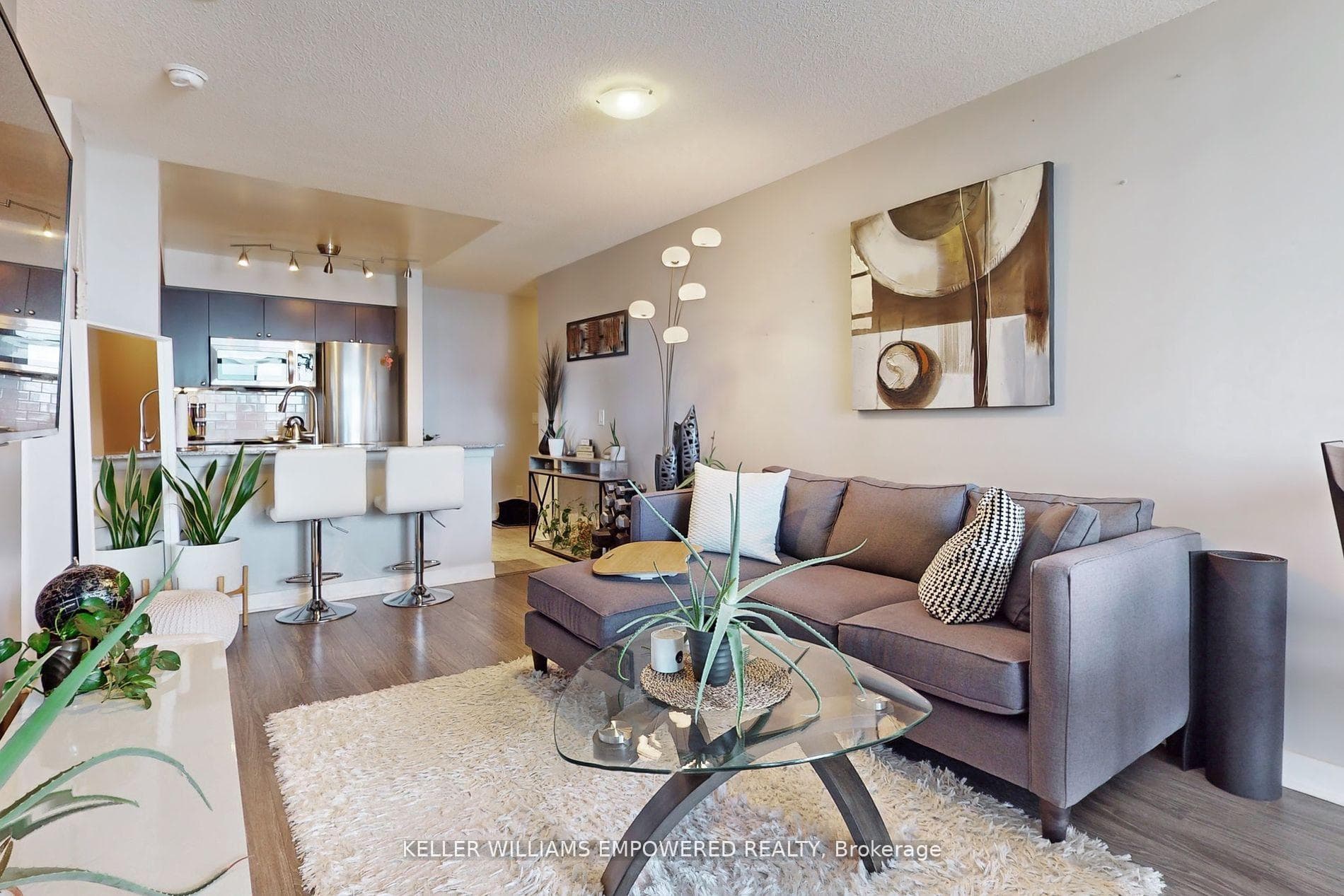 Exceptional 2 bdrm, 2 wshrm, 2 balconies unit!