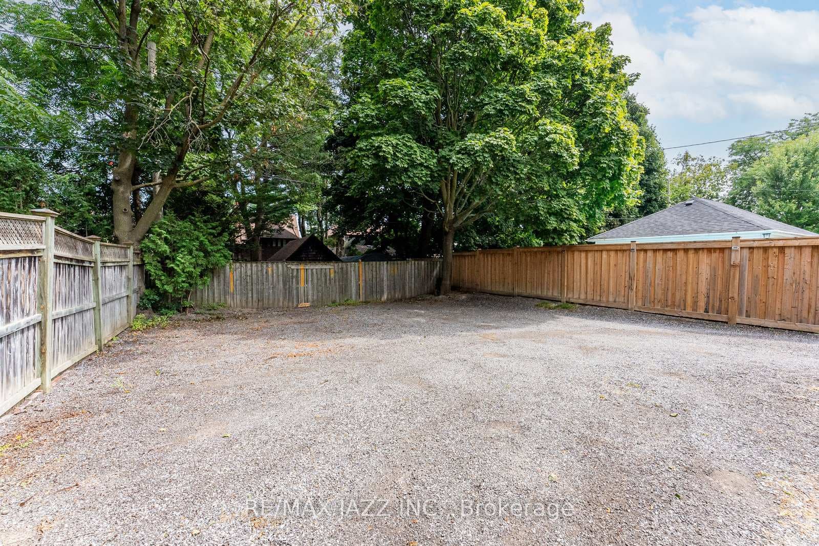 403 Masson Street photo 33