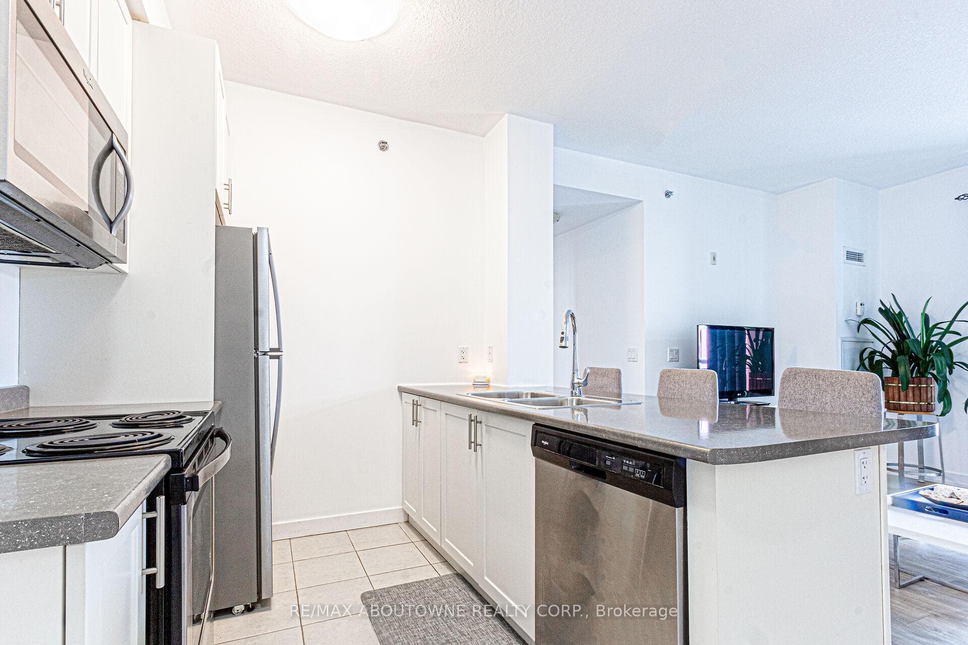2486 Old Bronte Road Unit 703 photo 7