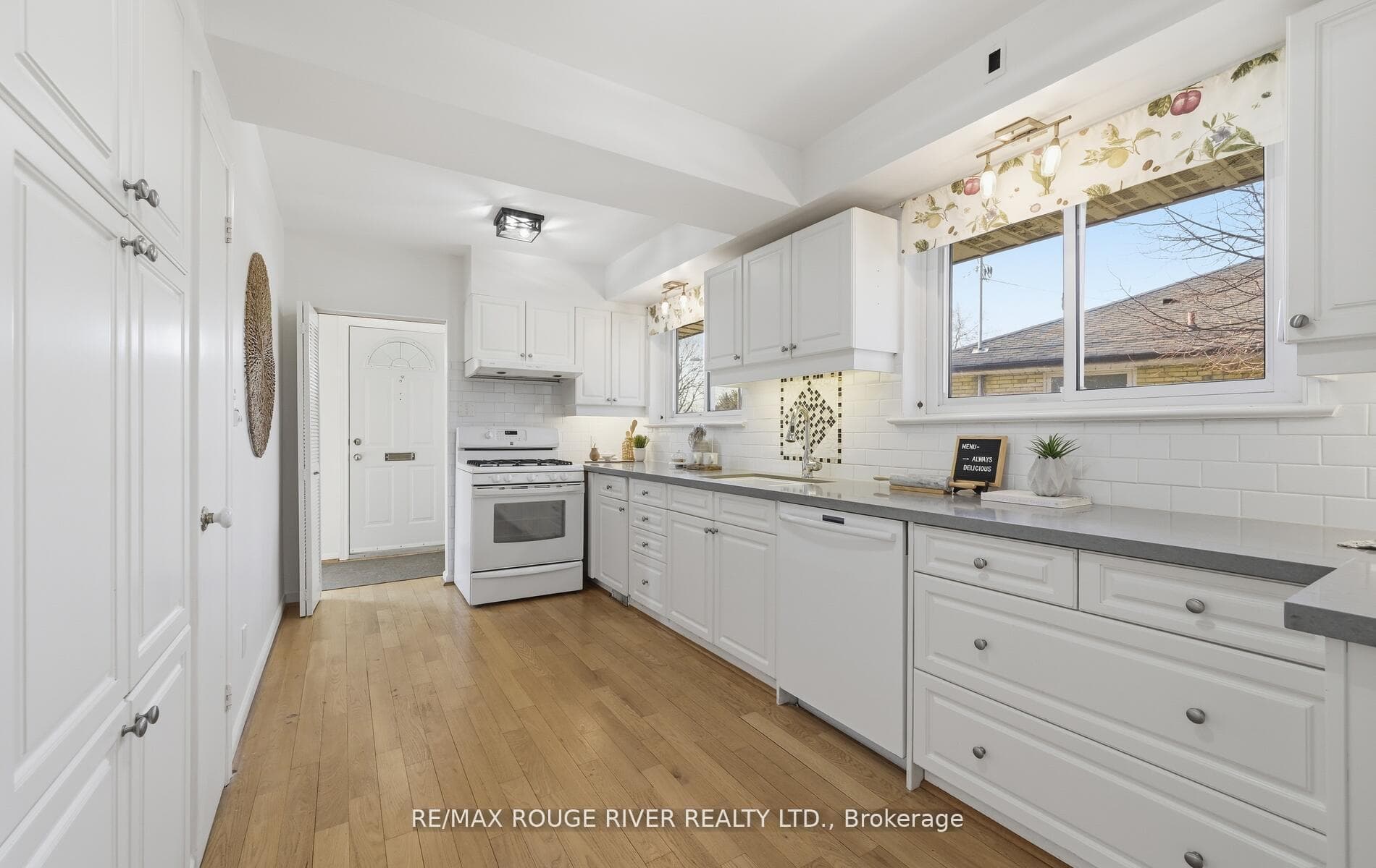 114 Rochman Boulevard photo 3
