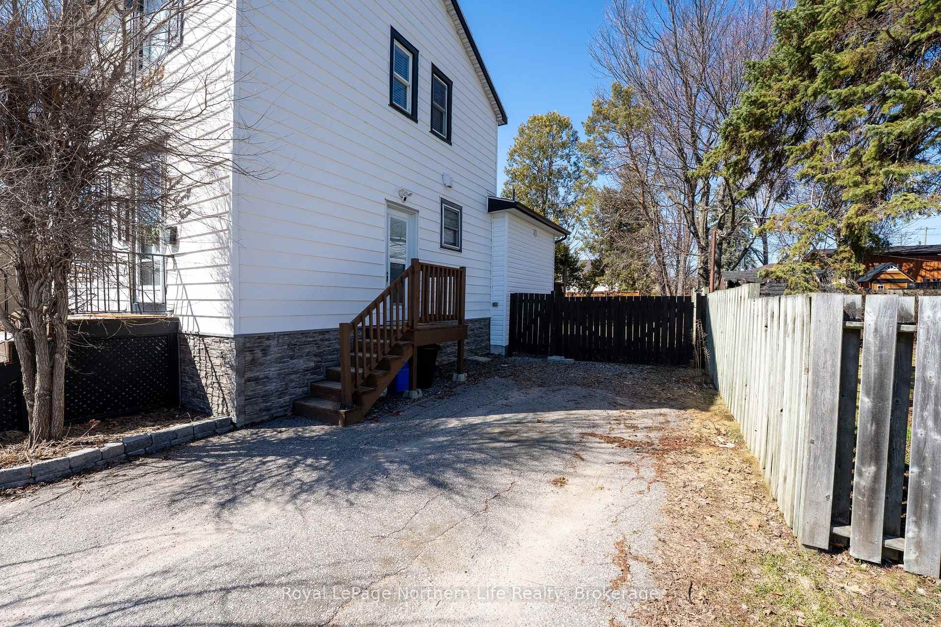 724 Bloem Street photo 36