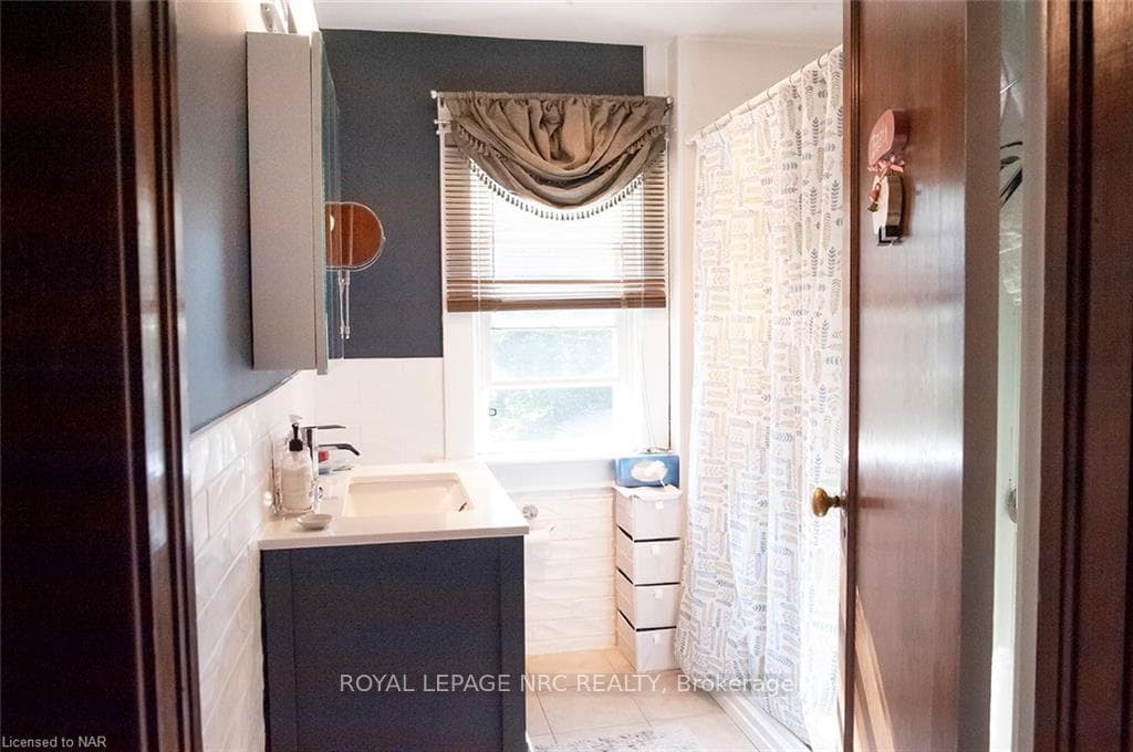 Newly renovated upper bath