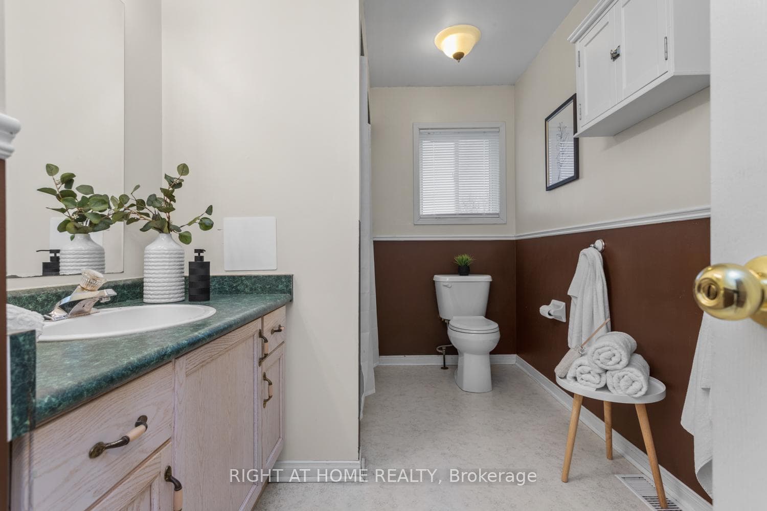 Spacious 4 piece bath