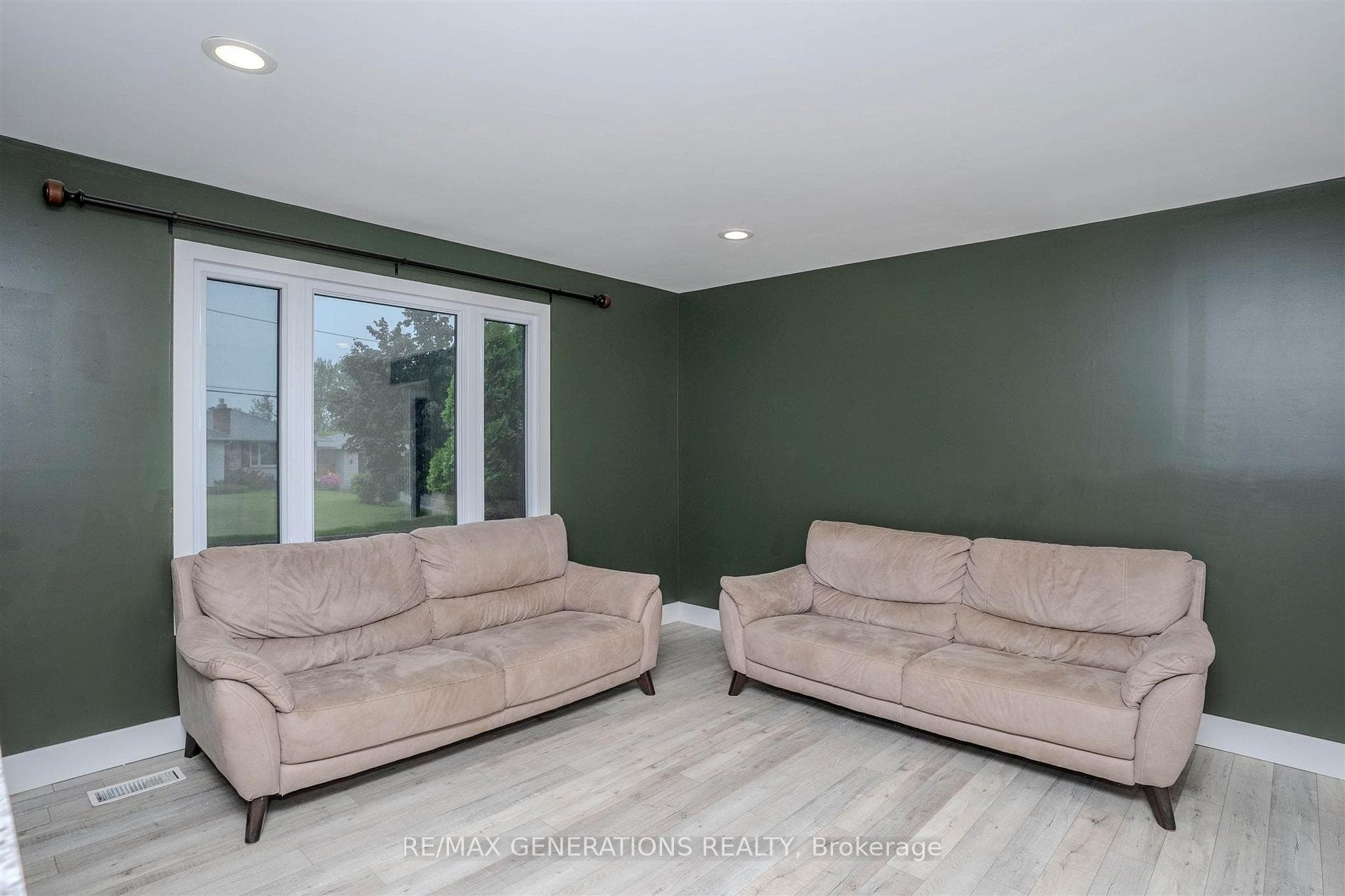 60 Strathcona Avenue photo 9