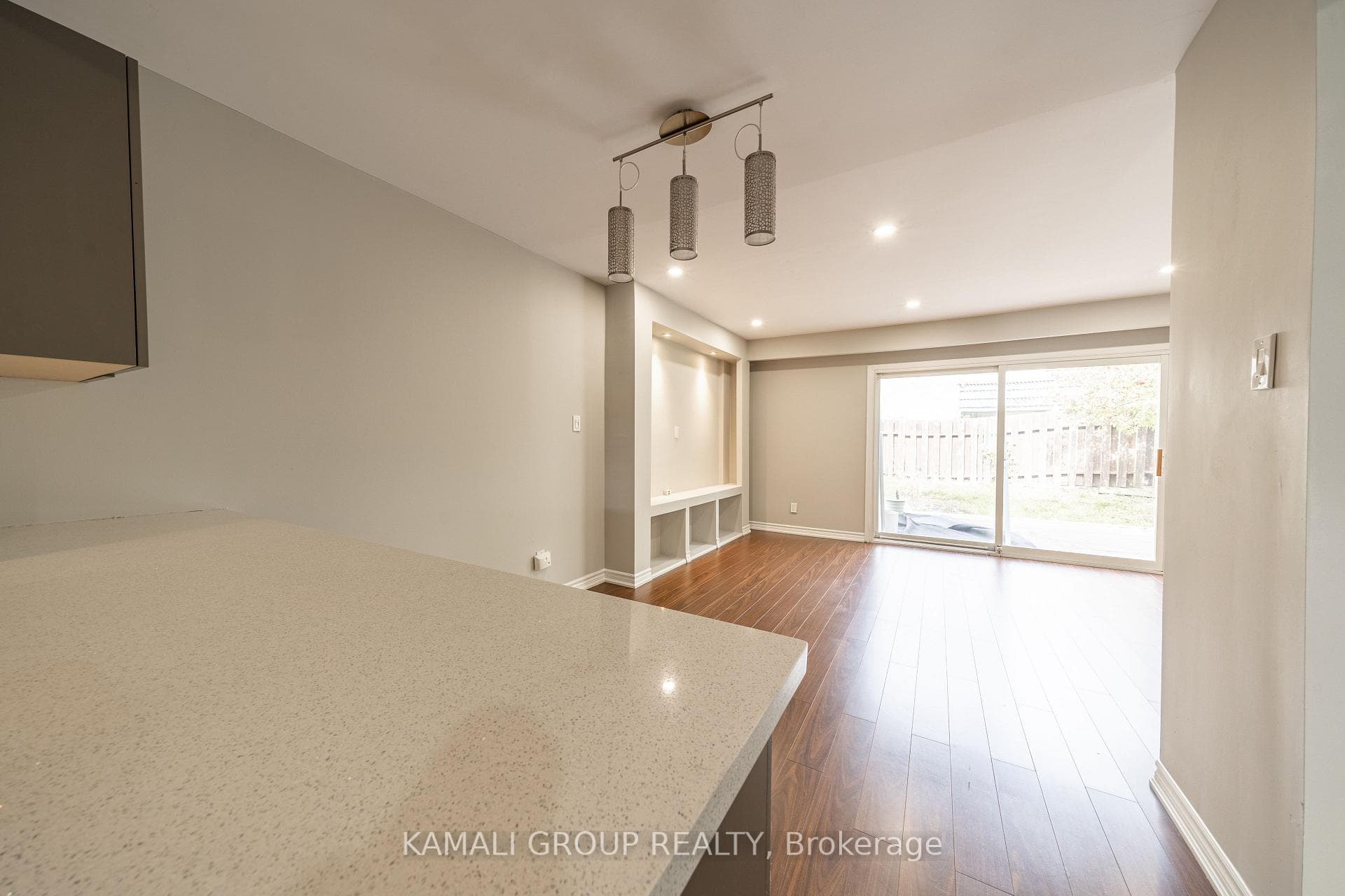 913 Carnaby Crescent photo 5