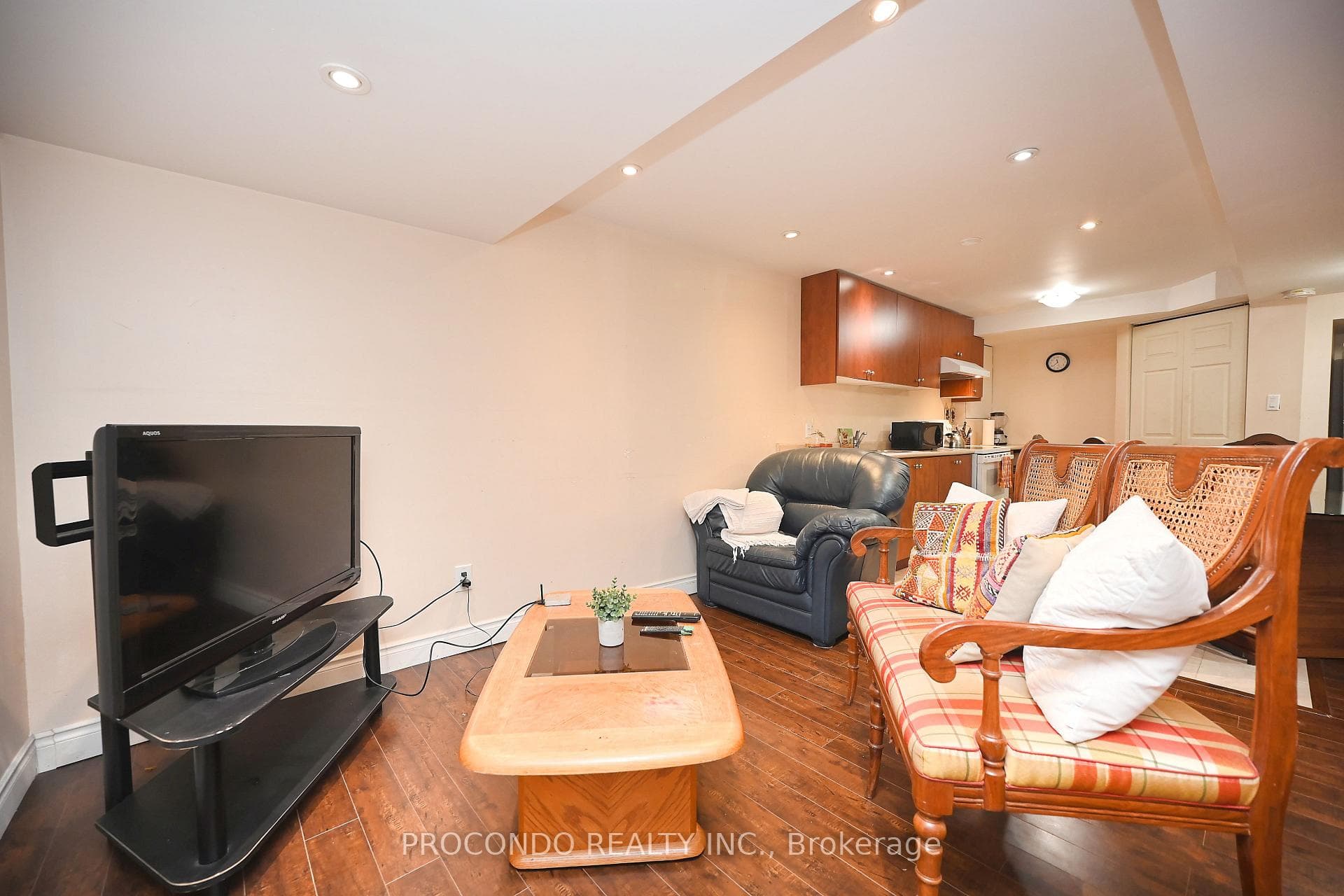 558 Ashprior Avenue Unit Lower photo 6