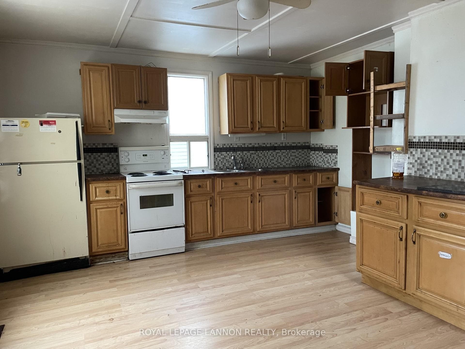 216 McIntyre Street photo 2