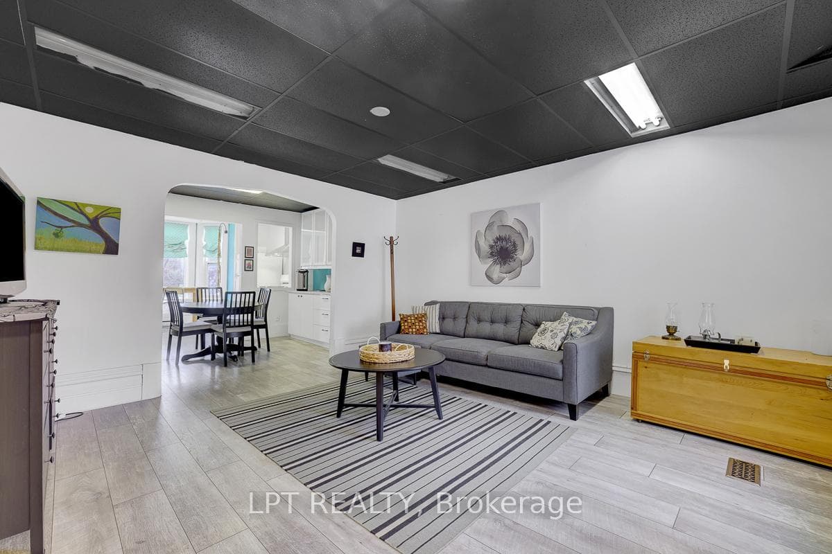 8197 Victoria Street photo 30