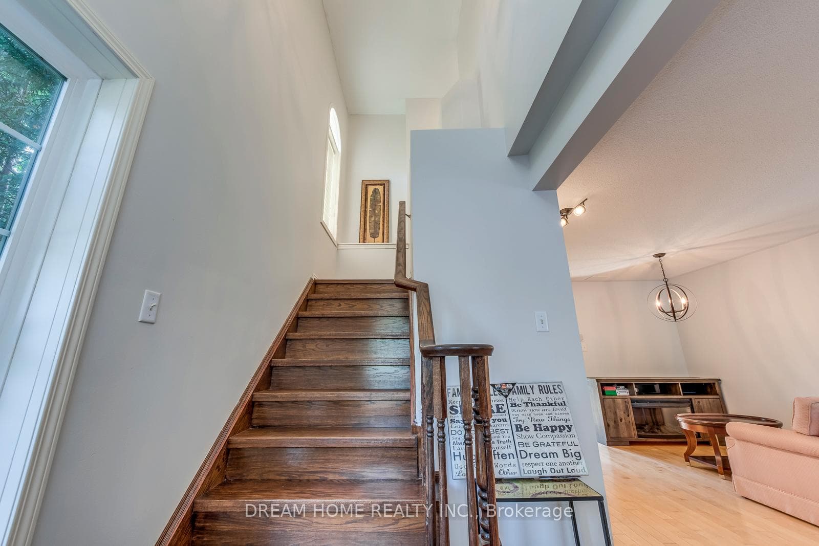 1281 GLENROSE Crescent photo 5