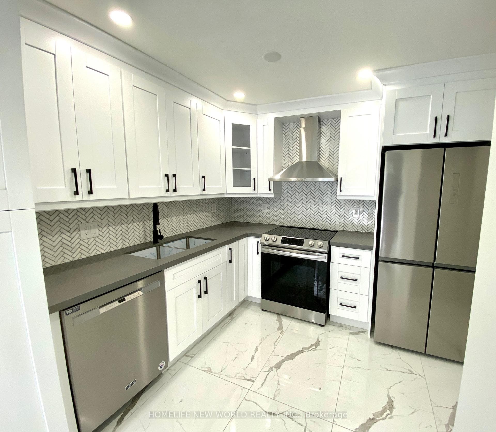 96 Dairis Crescent photo 3
