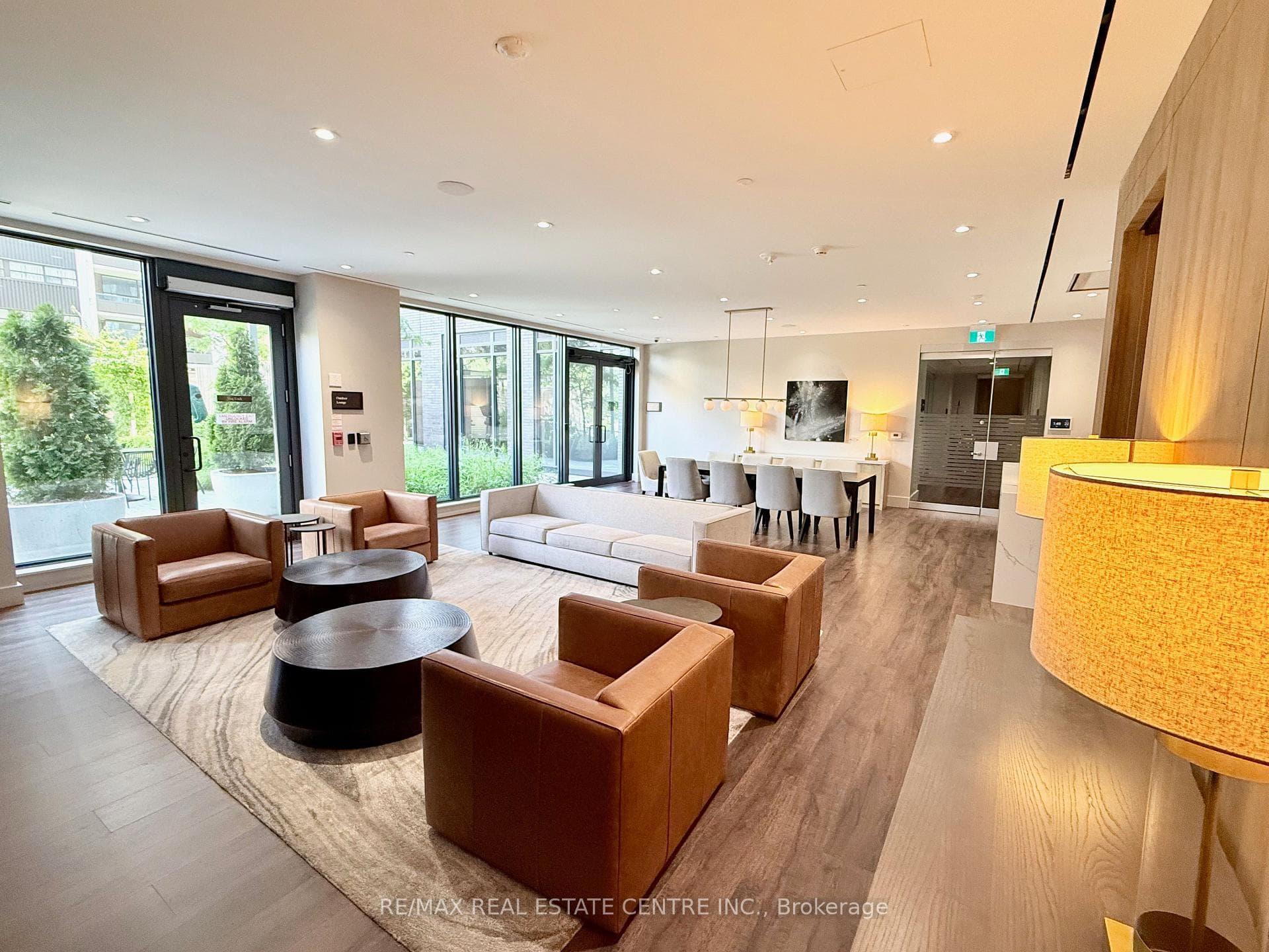 Cocktail Lounge with access to the Garden