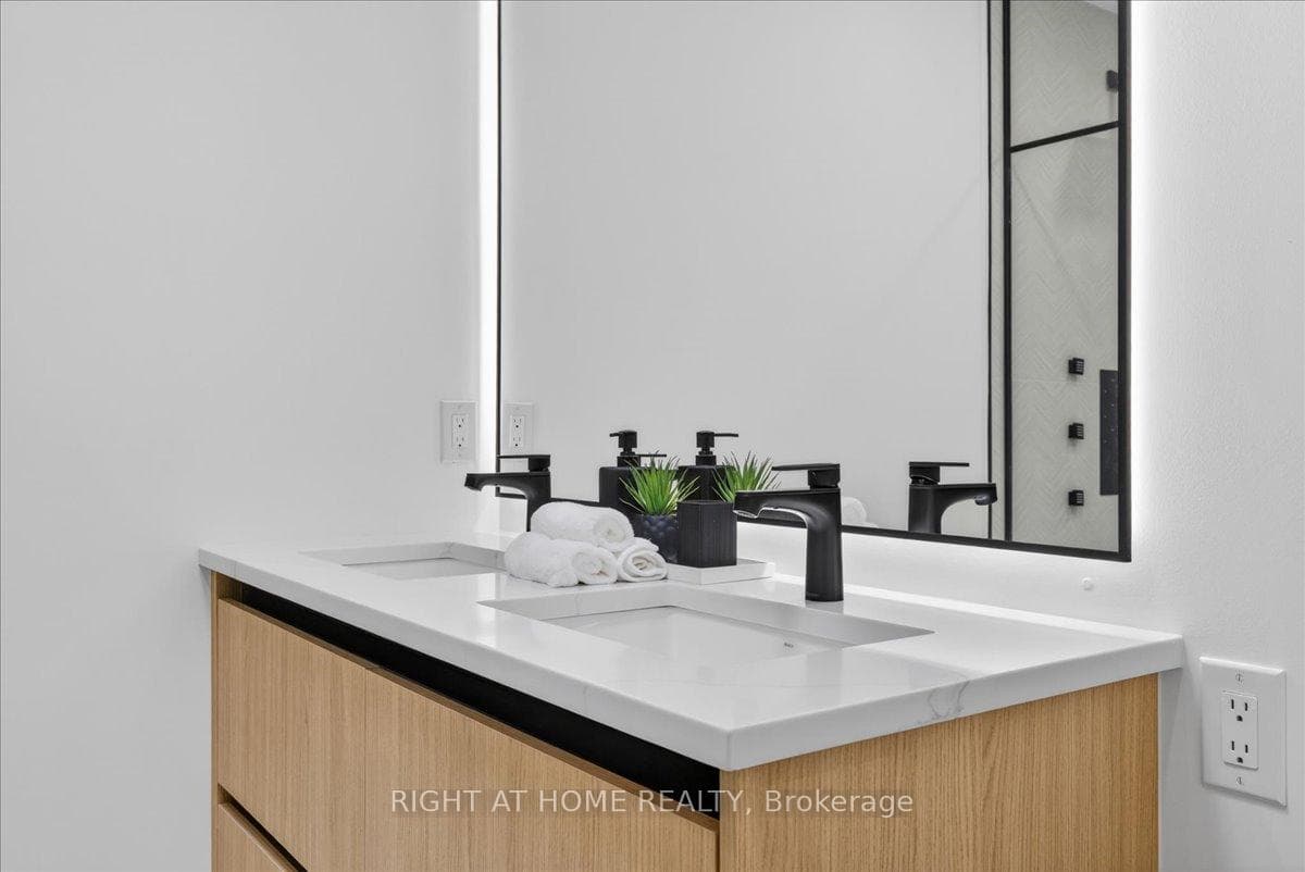 15B ROSEMEADE Avenue photo 27
