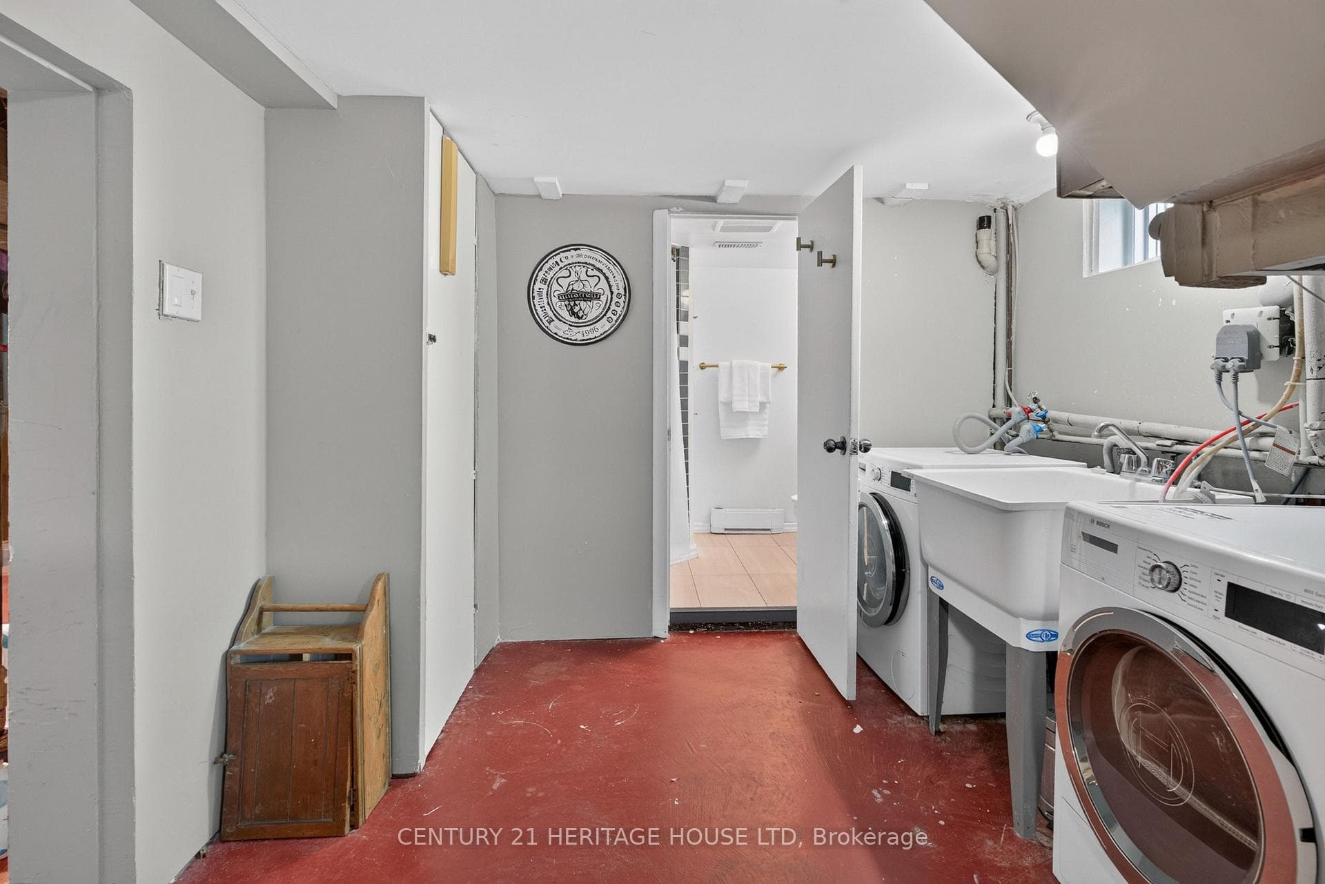 98 Roger Street photo 42
