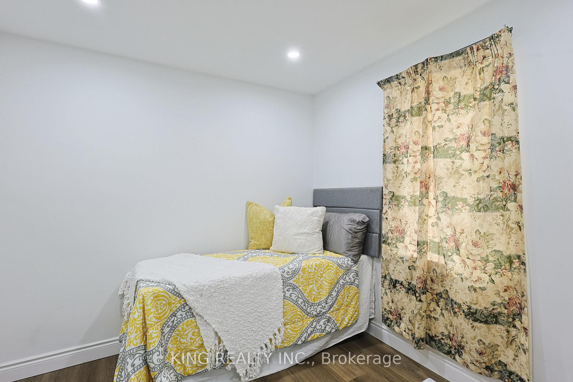 54 Tweedsmuir Avenue photo 12