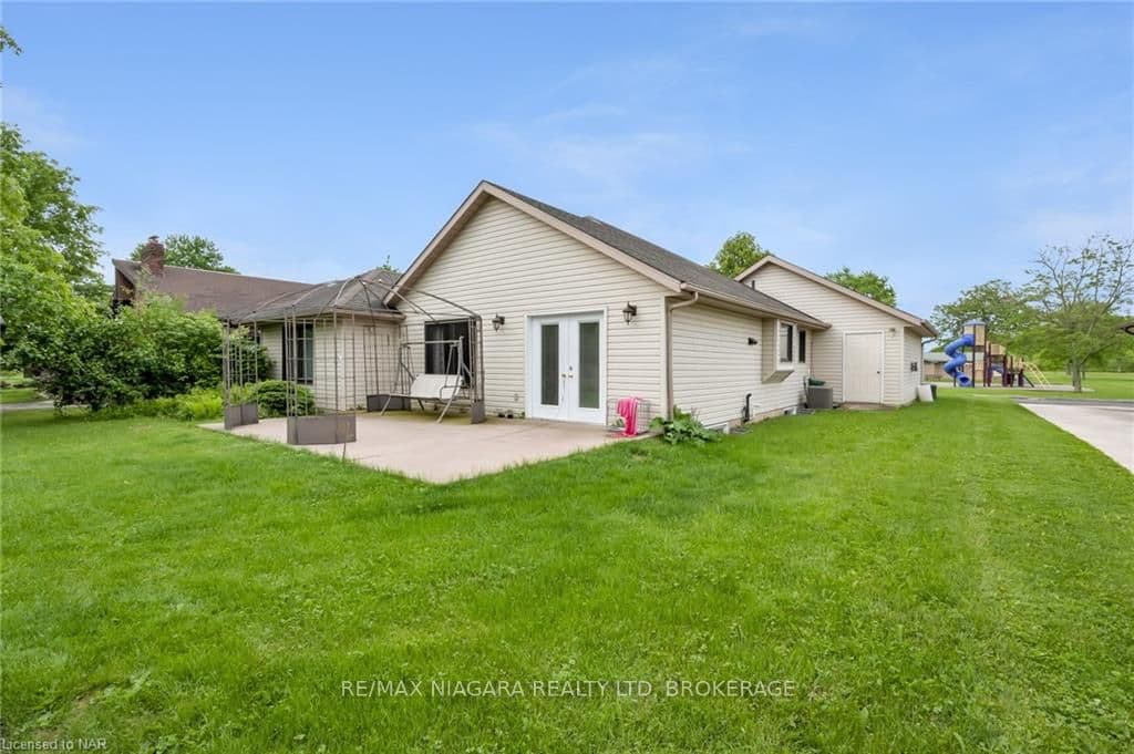 394 ST GEORGE Street photo 2
