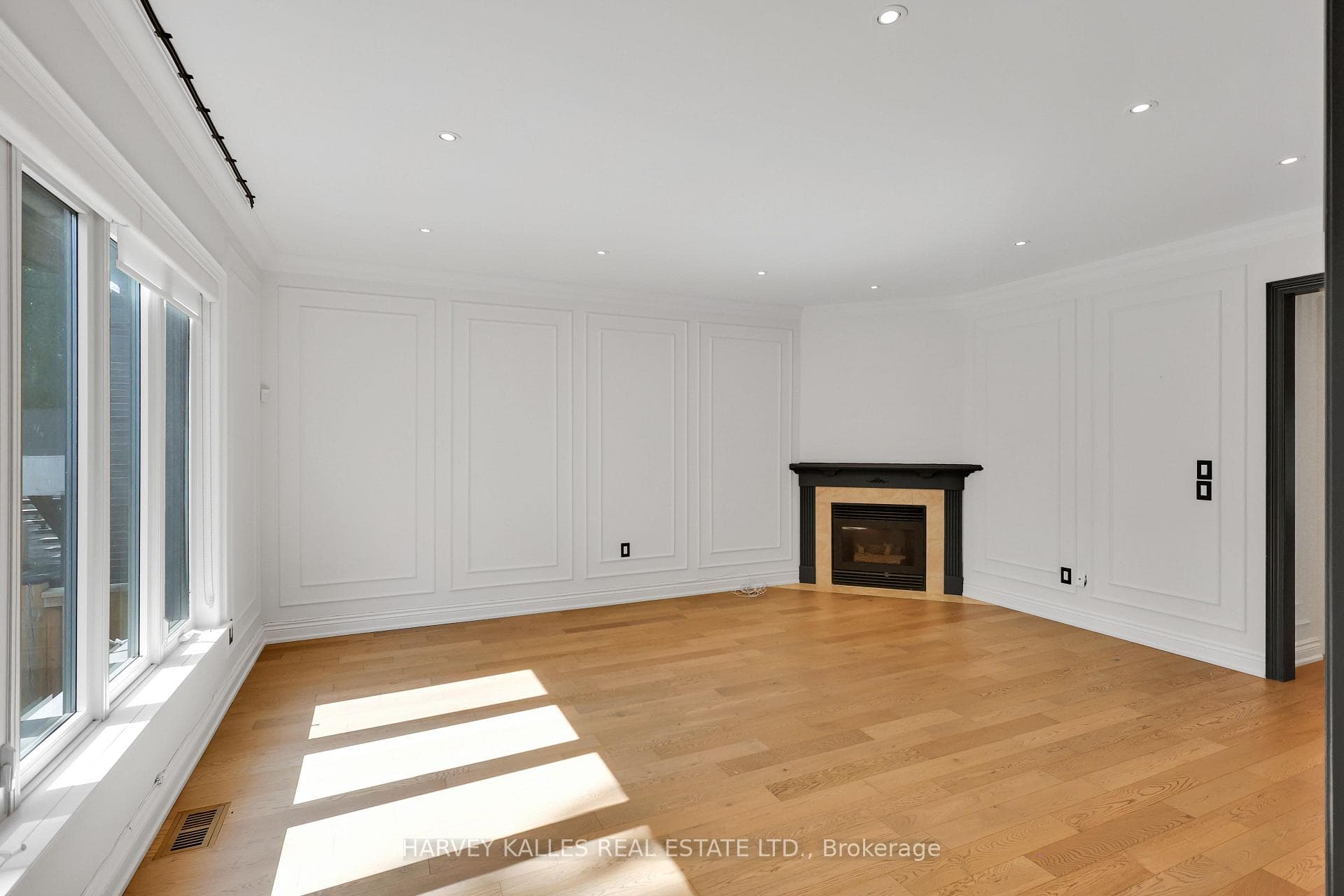 737 Woburn Avenue photo 15