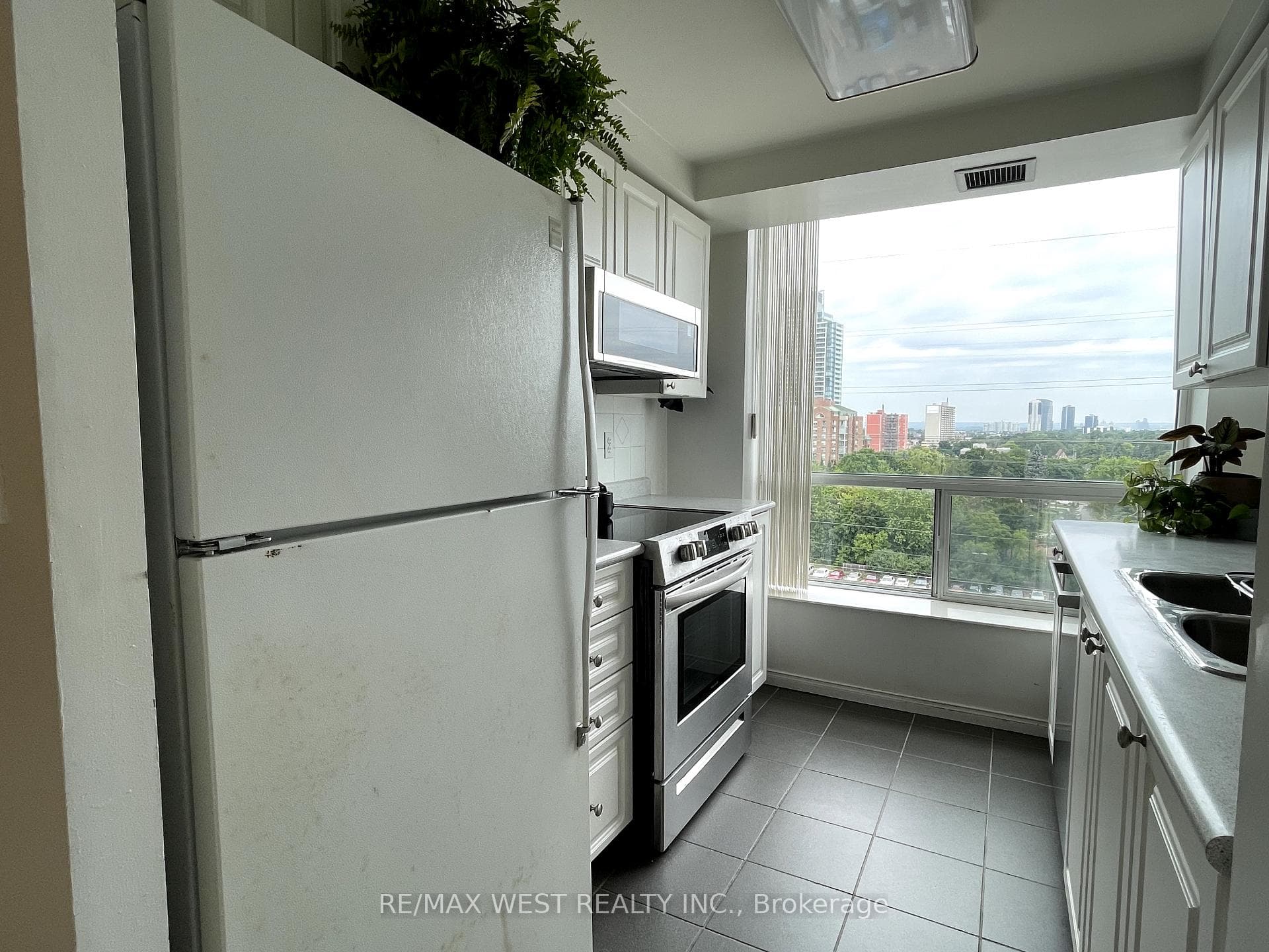 28 Pemberton Avenue Unit 1003 photo 13