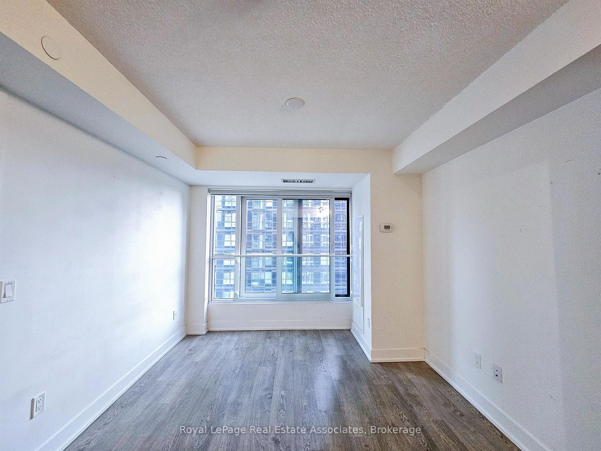 7 Mabelle Avenue Unit 905 photo 2