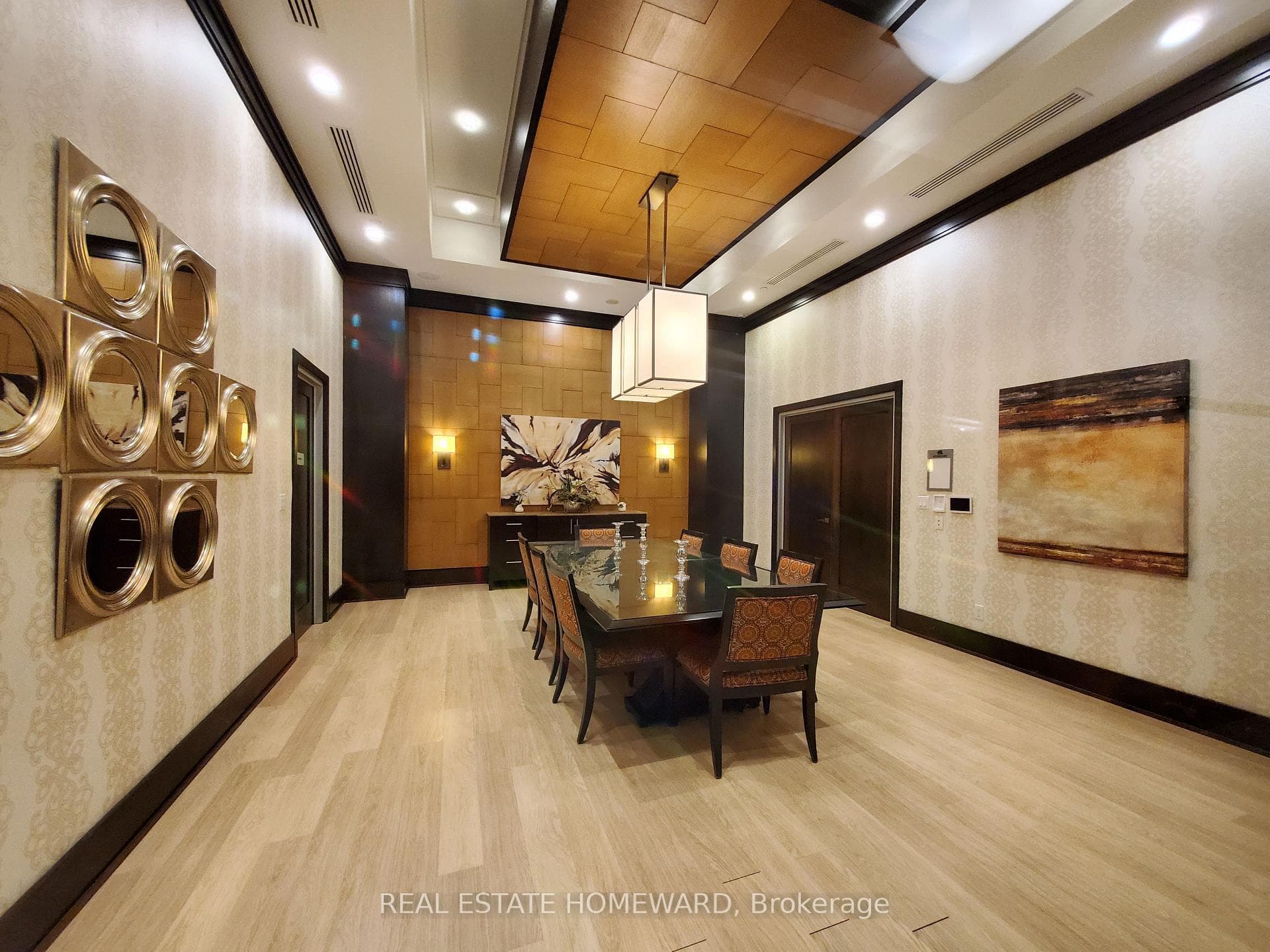 Dining room adjoins Party room