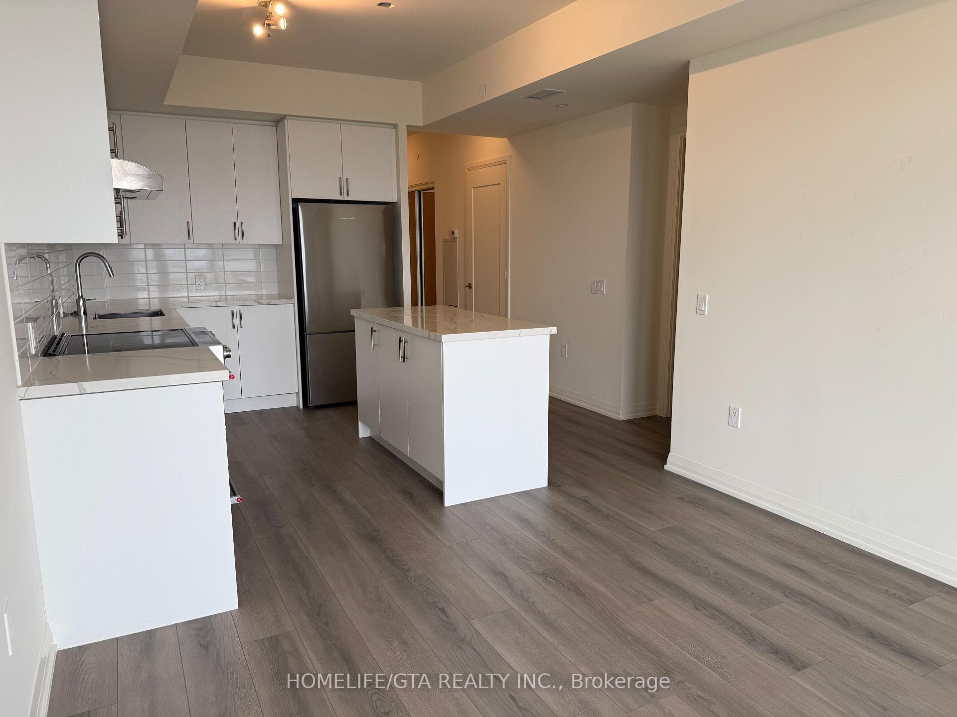 8960 Jane Street Unit 1612 photo 3