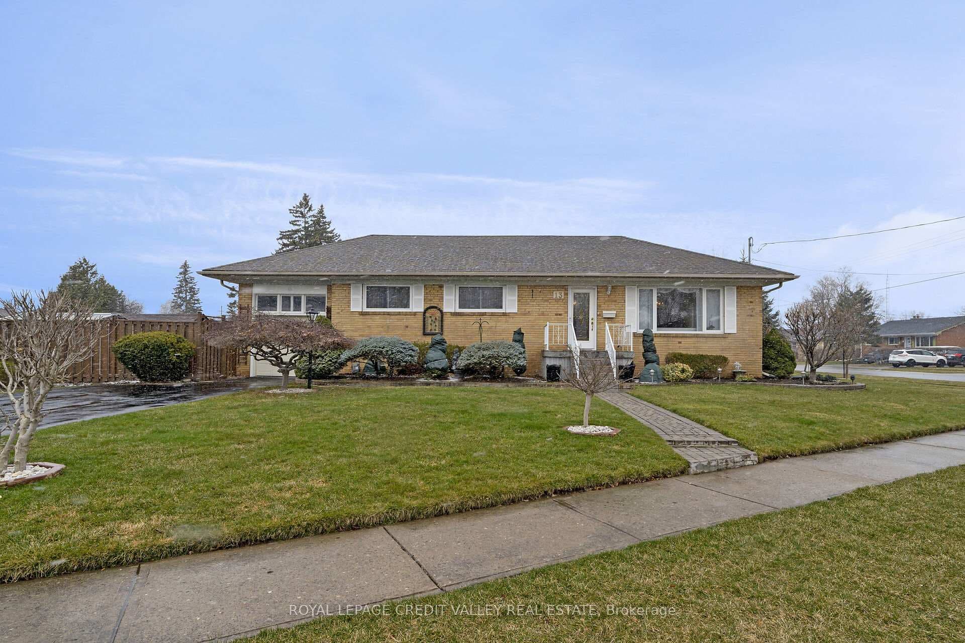 13 Bairstow Crescent photo 1
