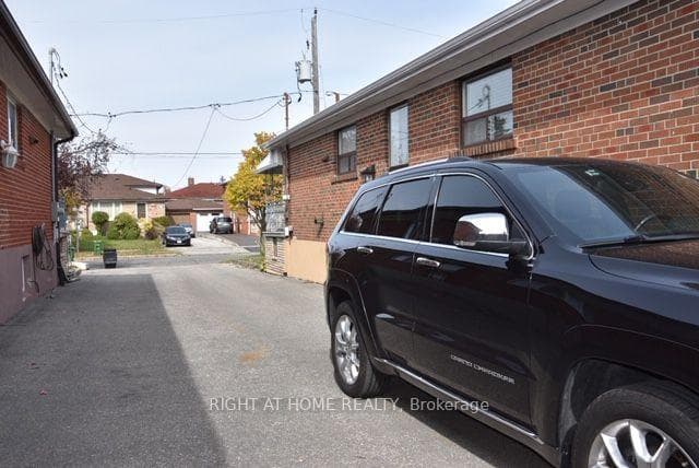 9 Elnathan Crescent Unit Bsmt photo 3