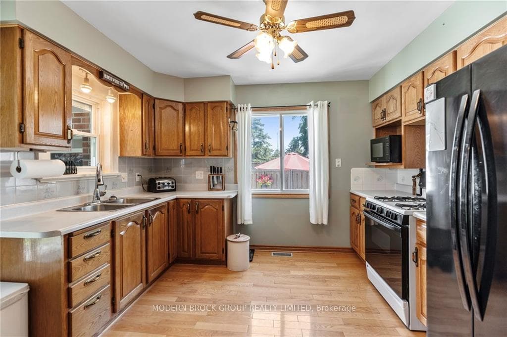 605 EAST Street photo 14