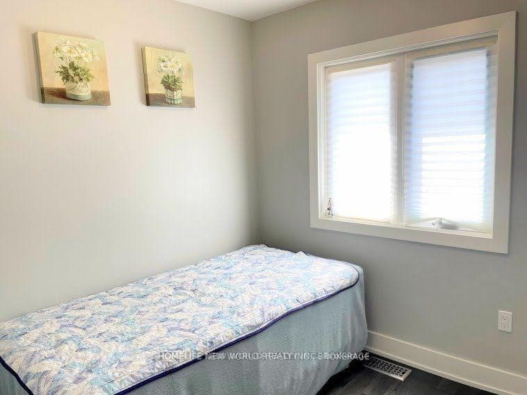 82 Lawrence Avenue photo 13