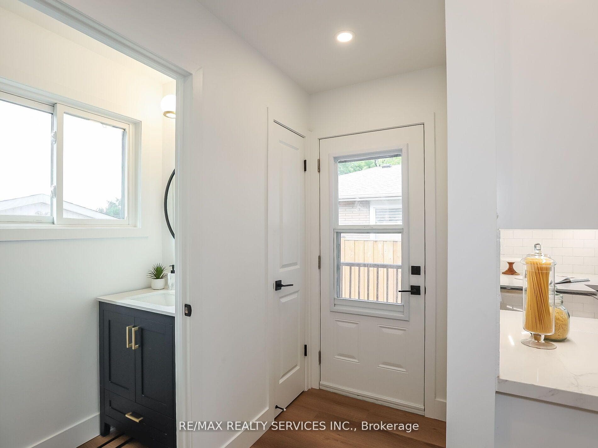 6364 Sherwood Road photo 15