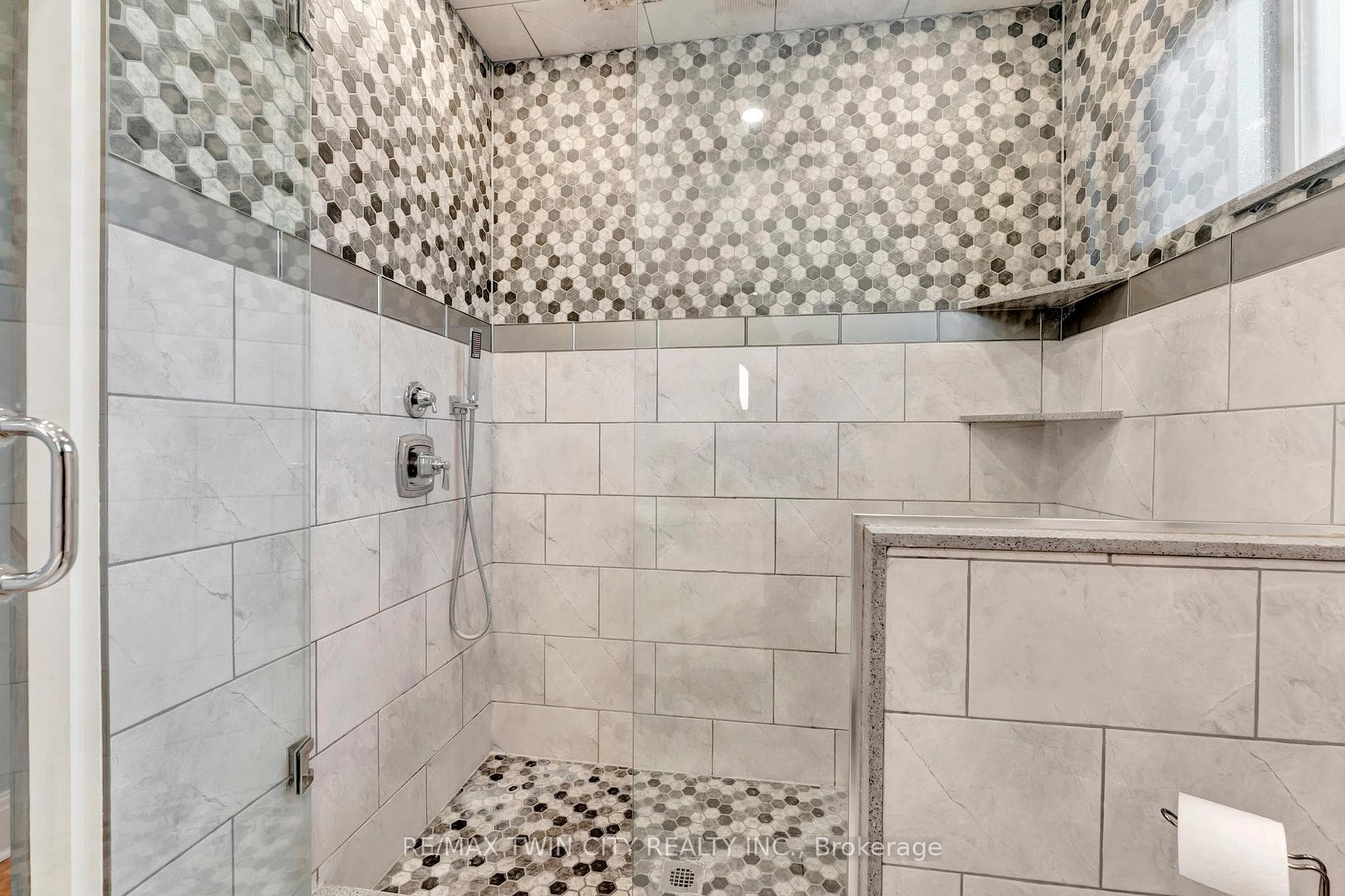 154 Tiffany Street photo 17