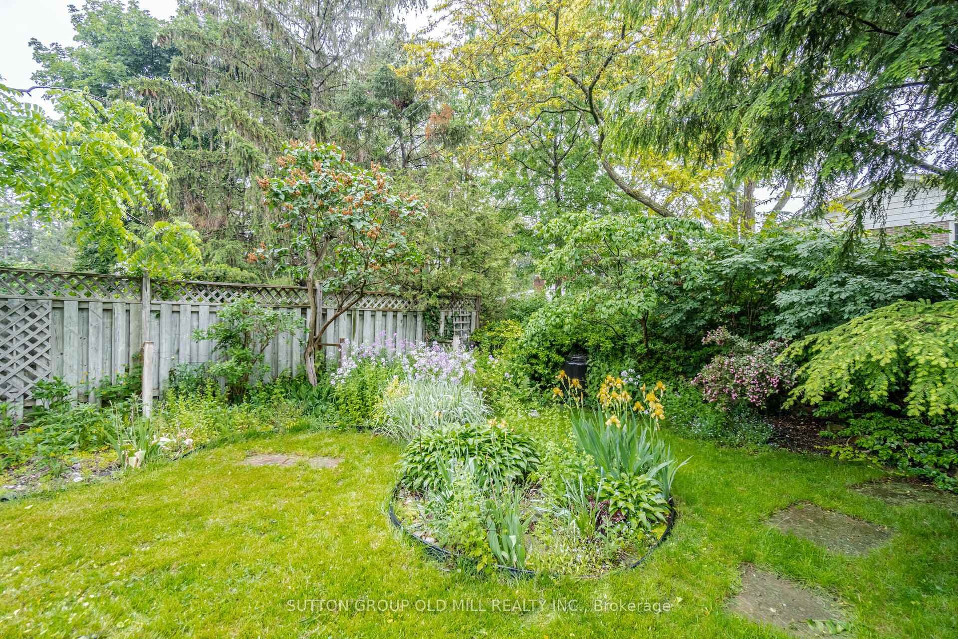 262 Mineola Road photo 4