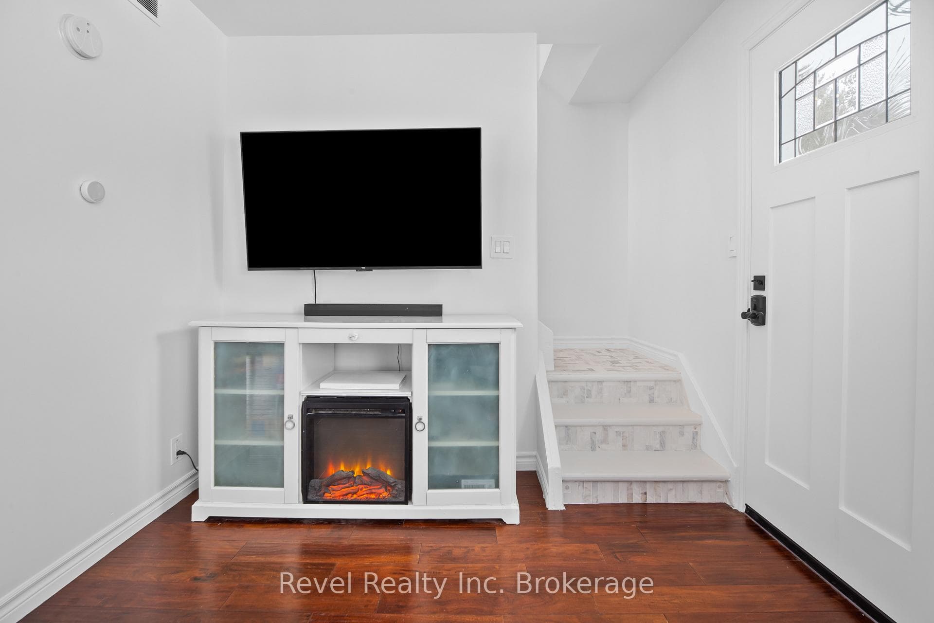 Entry/living room