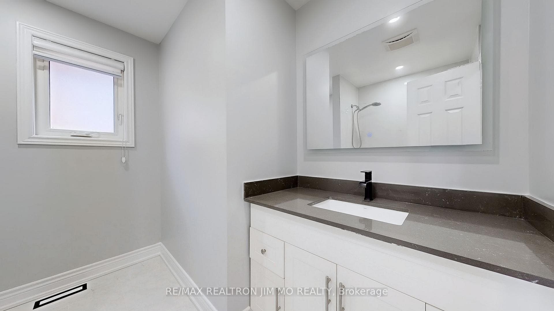 32 Parklawn Crescent photo 17