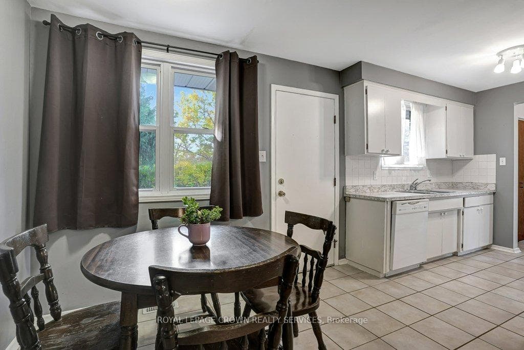 104 Strathcona Crescent photo 10