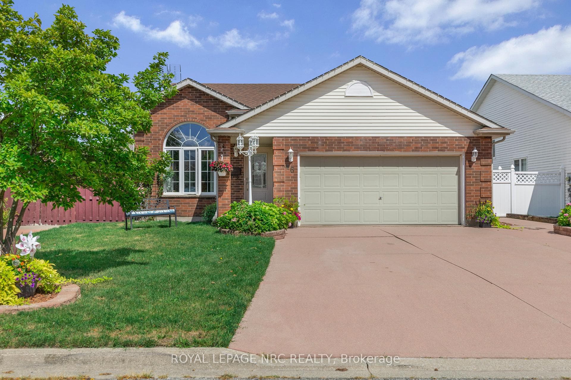 46 Foxhill Crescent photo 1