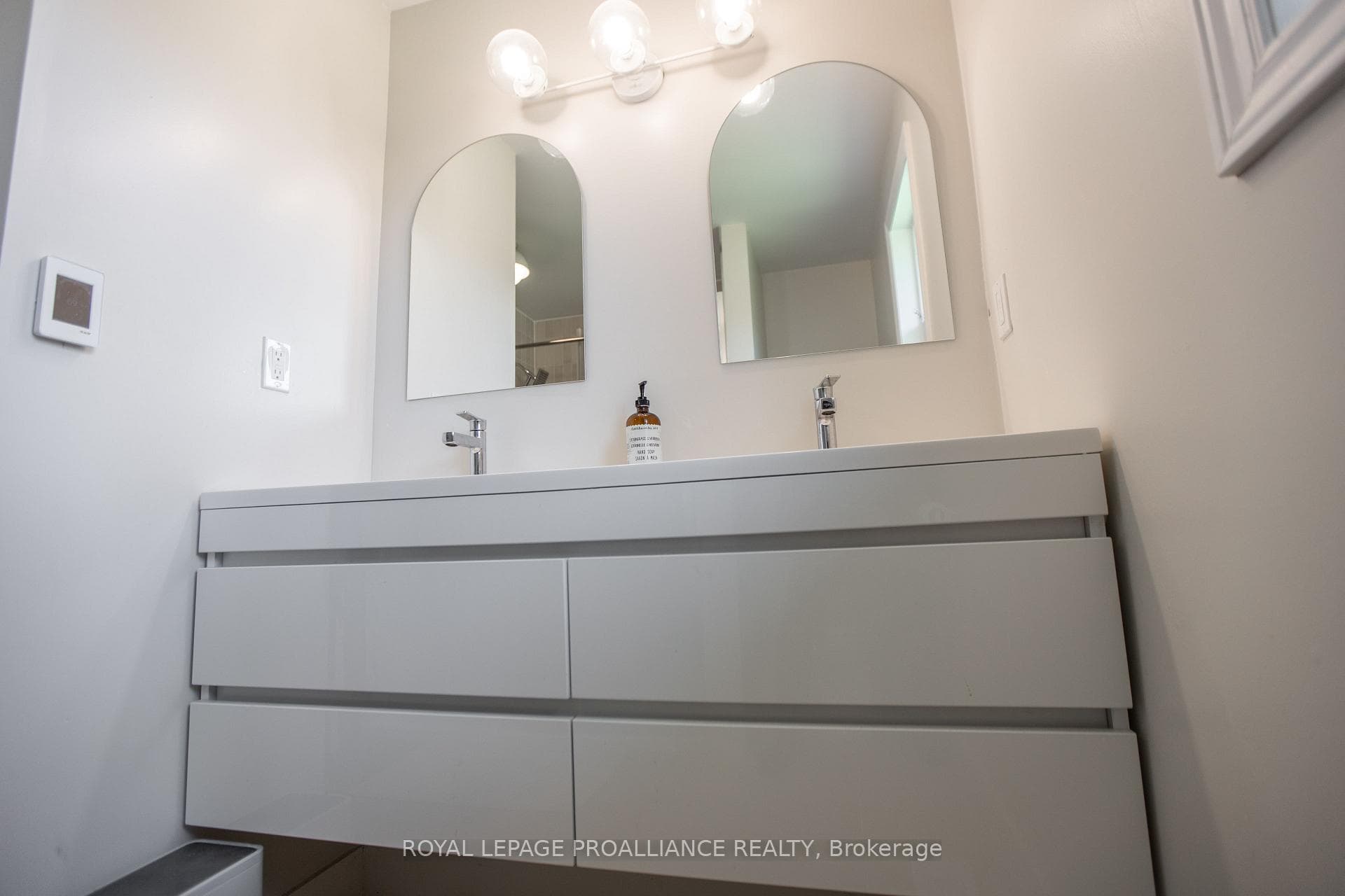 2130 Arne Crescent photo 31