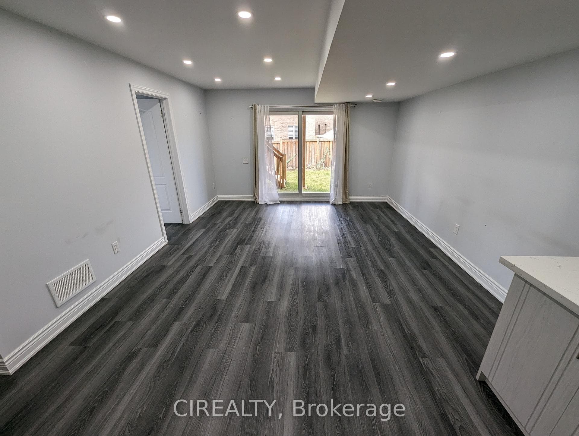 48 Newhouse Boulevard Unit Lower photo 7
