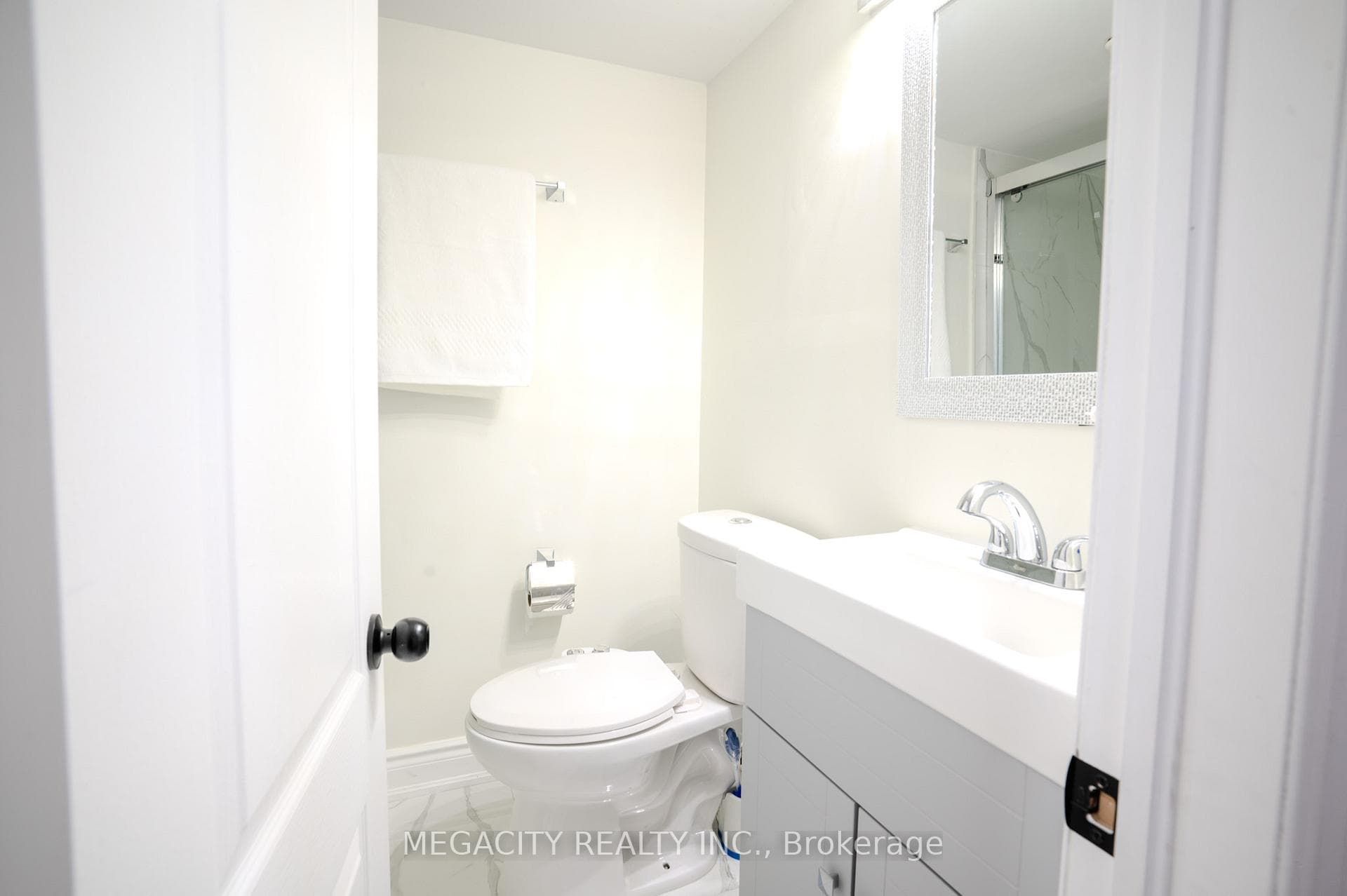 7800 Priory Crescent photo 26