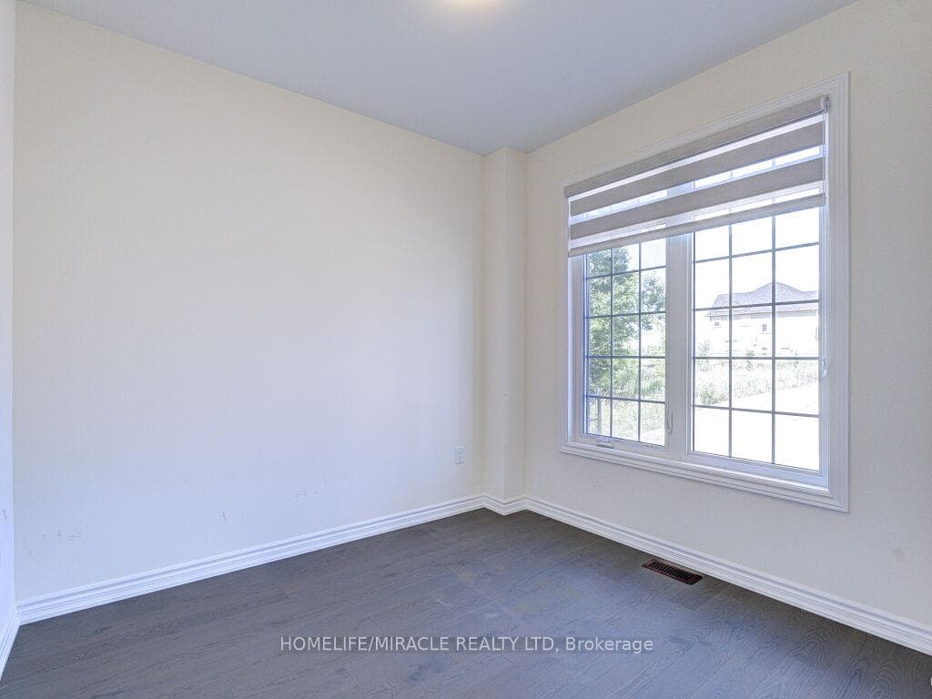 8 Jenwood Crescent photo 6