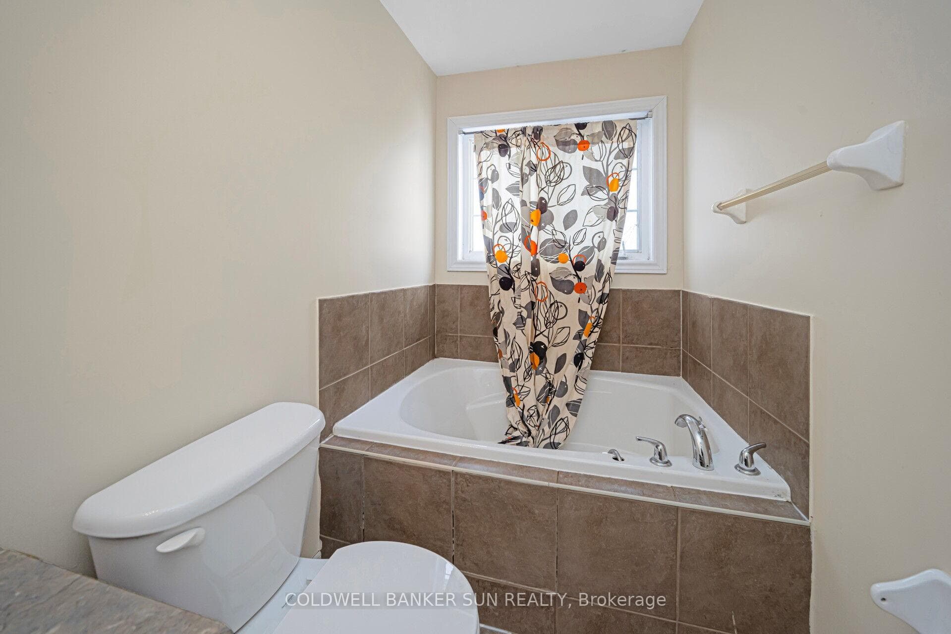 146 Crystalview Crescent photo 22