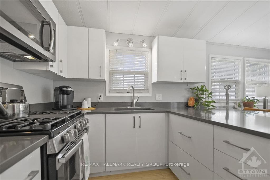 2 KELLY SANDS photo 18