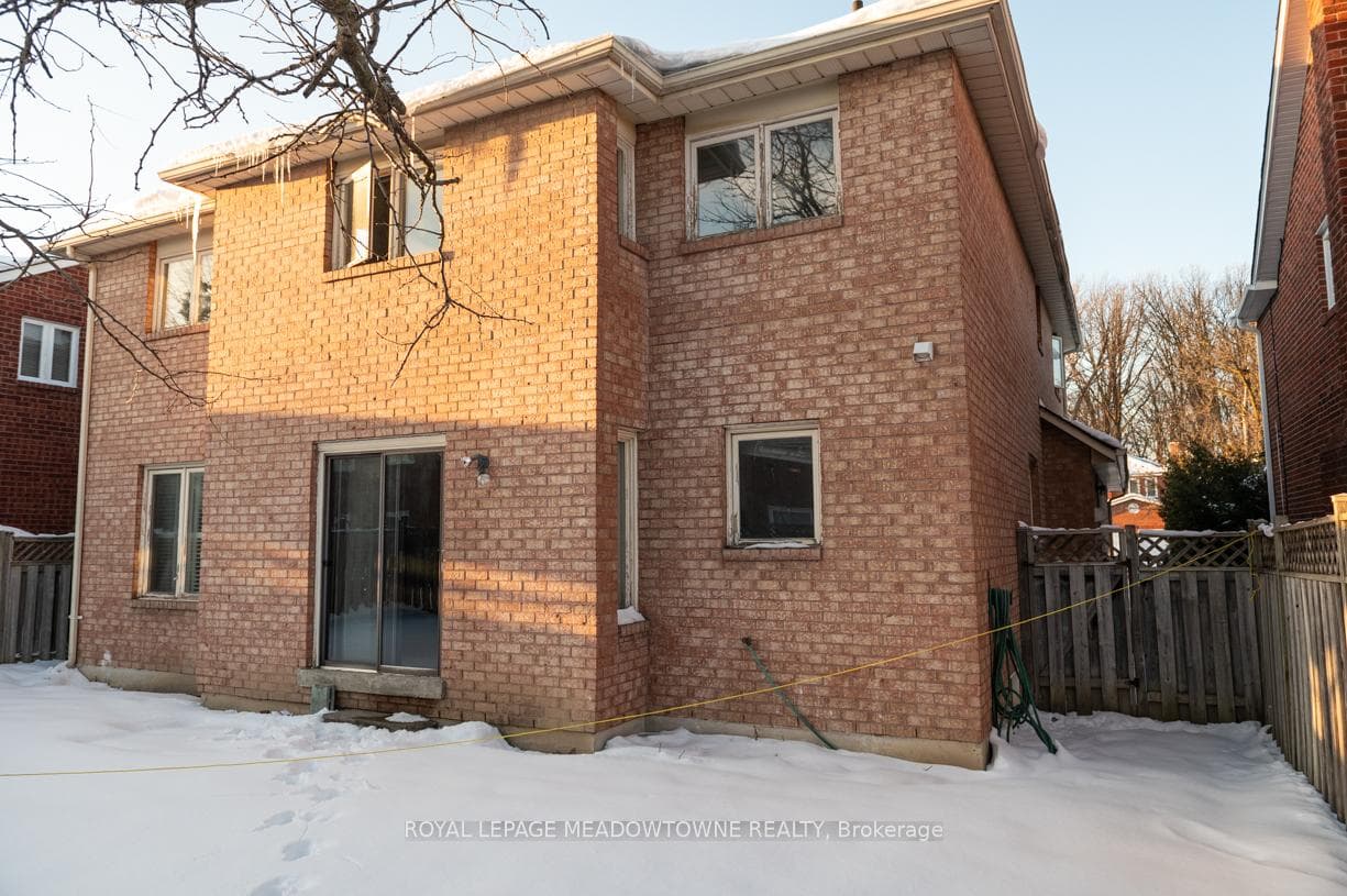 9 Hanna Avenue photo 32