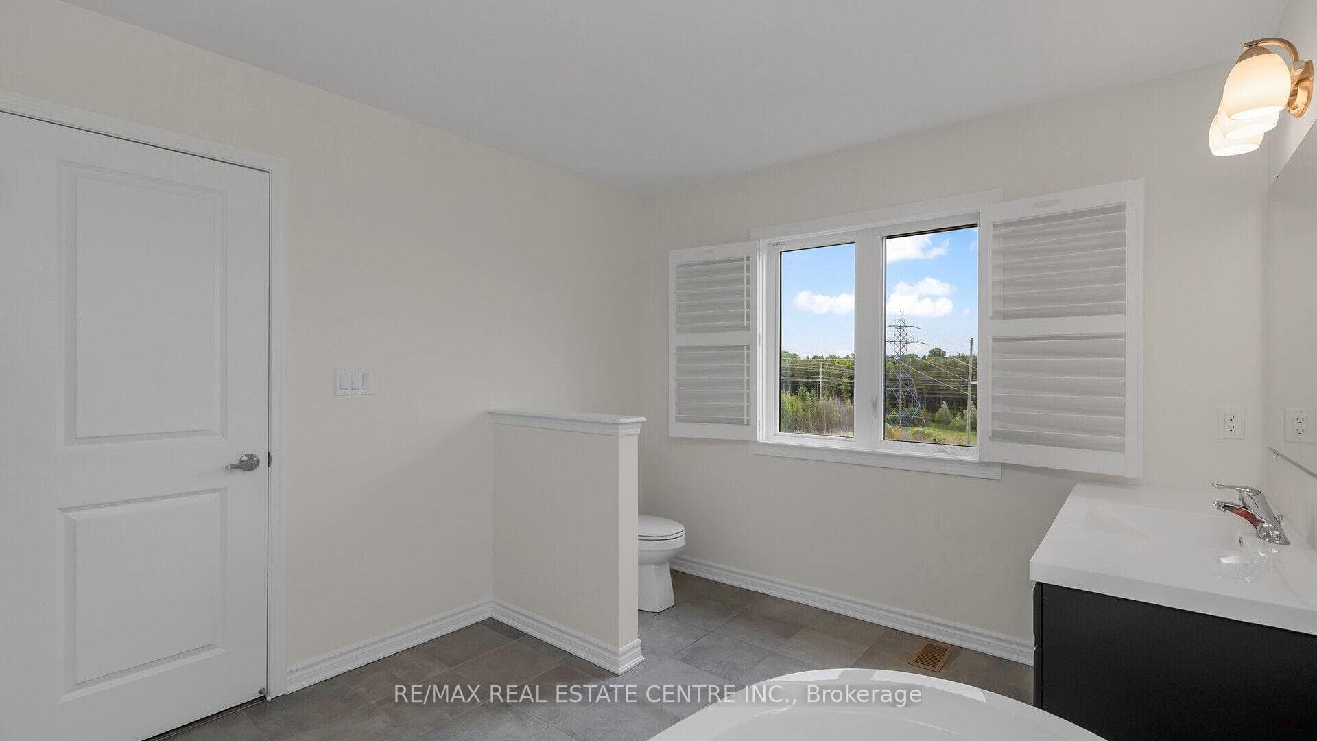 75 Wannamaker Crescent photo 34
